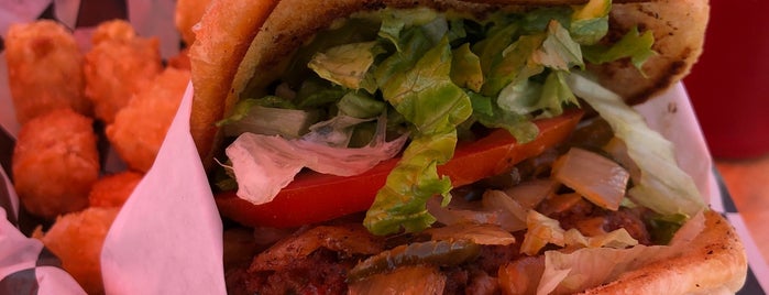 Charley's Old Fashioned Hamburgers is one of Tempat yang Disukai Quin.