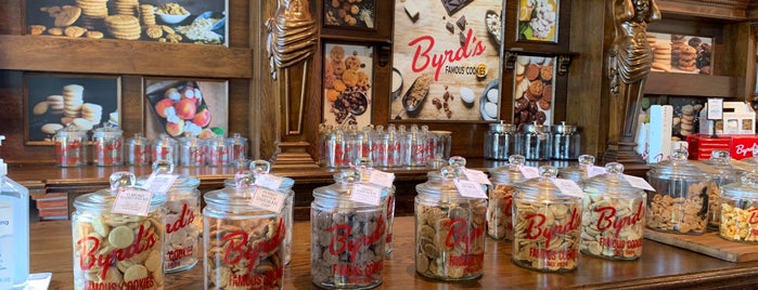 Byrd’s Famous Cookies - Plant Riverside is one of Orte, die Lizzie gefallen.