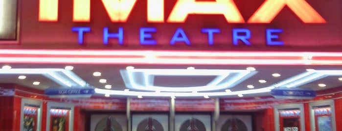 Esquire IMAX Theatre is one of Lugares favoritos de Ross.