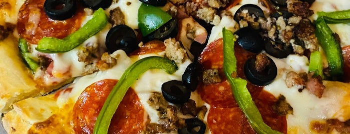 Alfonso's Pizza is one of restaurantes ensenada.