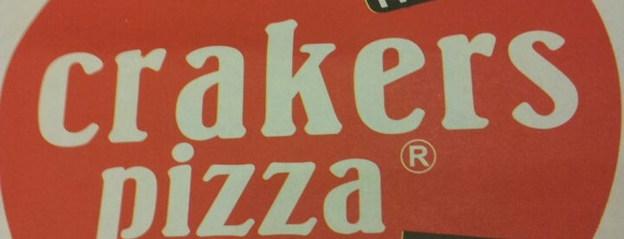 Crakers Pizza is one of สถานที่ที่ Tahir ถูกใจ.