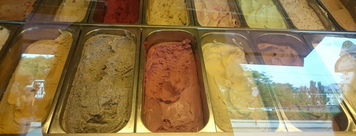 Pollys is one of Ice Cream Vienna.