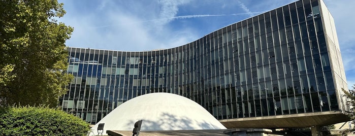 Espace Niemeyer is one of PLACE & SPACE  [ 75 PARIS FR ] ⬅_⬅.
