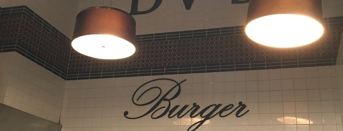 BV's Burger is one of Locais curtidos por Charles.