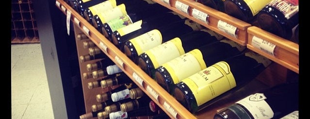 Southington Wine & Spirits is one of Lugares favoritos de Lindsaye.