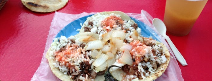 Tacos Raymundo is one of สถานที่ที่บันทึกไว้ของ Manuel.