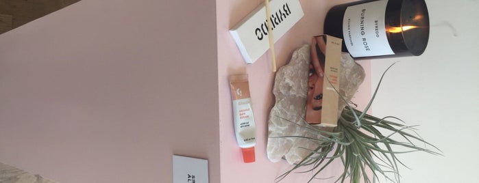 Glossier Summer Fridays Showroom is one of Showrooms of Retail Startups in NY.