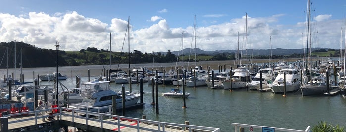 Sandspit Yacht Club is one of David'in Beğendiği Mekanlar.