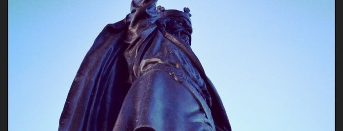 King Alfred's Statue is one of Monuments.