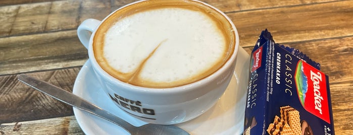 Caffè Nero is one of L 님이 좋아한 장소.