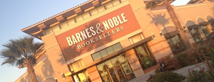 Barnes & Noble is one of Mandy 님이 좋아한 장소.