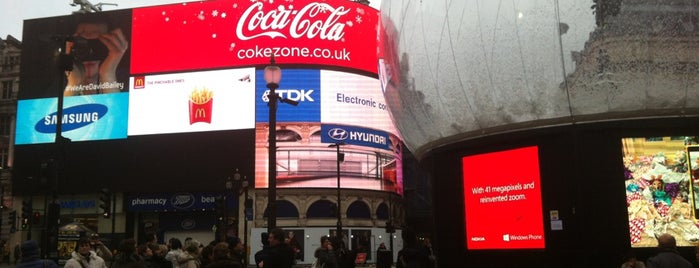 Piccadilly Circus is one of 41 cosas que no puedes perderte en Londres.