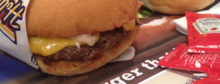 Hollywood Burger is one of Lugares favoritos de Maryam.