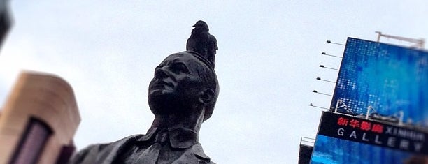 George M. Cohan Statue is one of John'un Beğendiği Mekanlar.