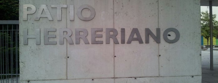 Patio Herreriano is one of สถานที่ที่ jorge ถูกใจ.