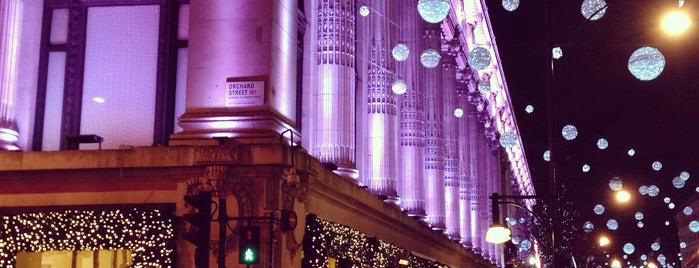 Selfridges & Co is one of Lieux qui ont plu à Eline🍩.