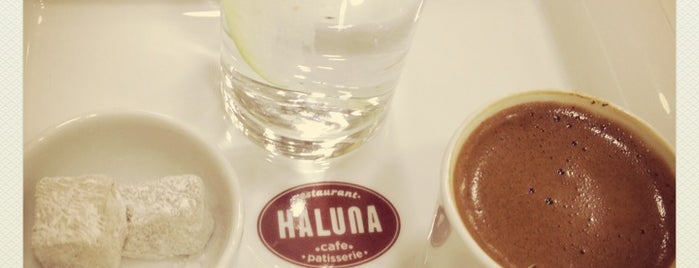 Haluna Cafe is one of Lugares favoritos de Leman.