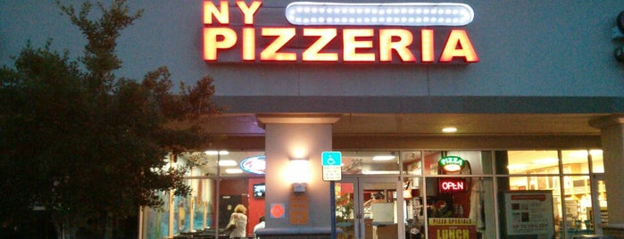 N.Y. Times Square Pizzeria is one of Locais curtidos por Janet.