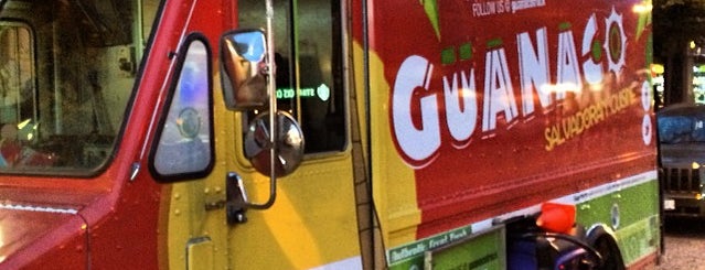 Guanaco Salvadoran Cuisine food truck is one of Amy'ın Kaydettiği Mekanlar.
