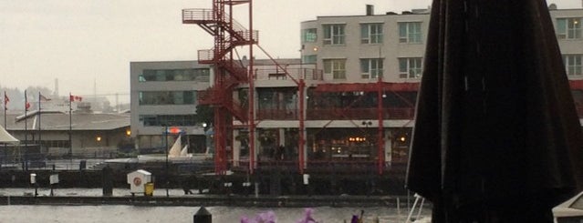 PIER7 restaurant + bar is one of Lynn Valleyさんのお気に入りスポット.