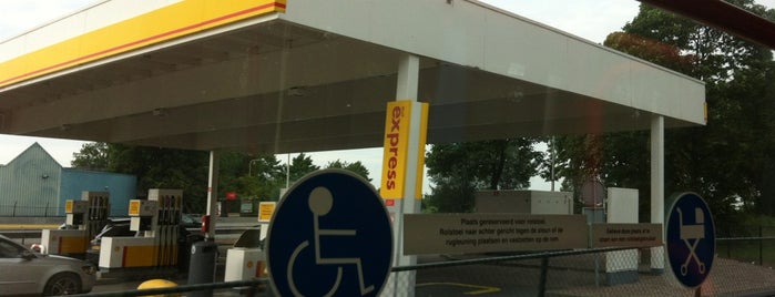 Shell Express is one of สถานที่ที่ Bernard ถูกใจ.