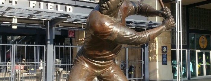 Willie Stargell Statue is one of Locais curtidos por Jonathan.