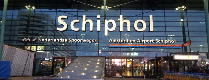 Amsterdam Schiphol Havalimanı (AMS) is one of Nancy'ın Beğendiği Mekanlar.