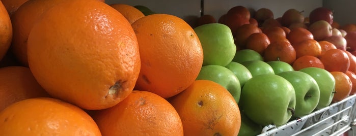Fruits is one of Lieux qui ont plu à Alya.