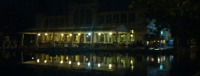 Lacul Chios is one of Tempat yang Disukai Irina.