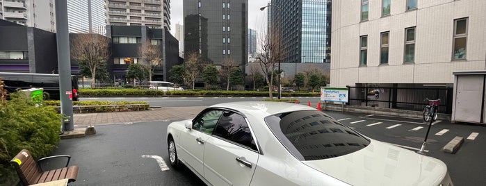 ファミリーマート 新宿税務署通り店 is one of 都心の駐車場付コンビニ.