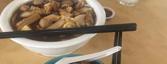 Lucky Eatery Food Court Centre 口福园美食中心 is one of Alyssa'nın Beğendiği Mekanlar.