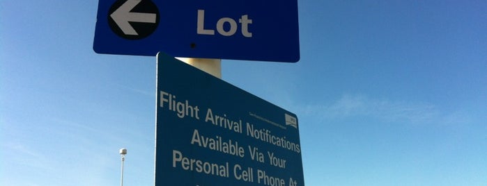 SFO Cell Phone Waiting Lot is one of Tempat yang Disukai Eve.