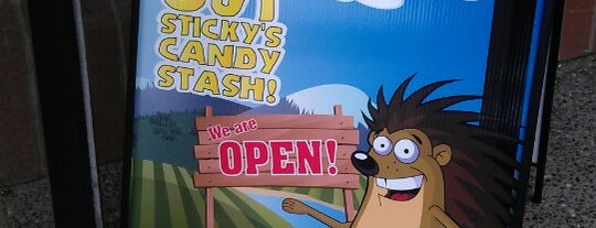 Sticky's Candy is one of สถานที่ที่ Dan ถูกใจ.