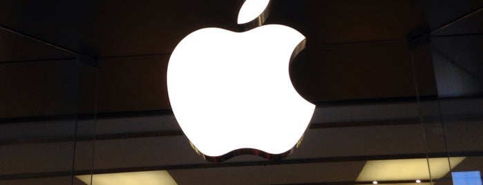 Apple La Maquinista is one of The 13 Best Electronics Stores in Barcelona.