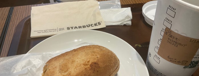 Starbucks is one of まどかるんさんのお気に入りスポット.