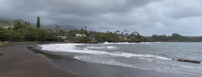 Hana Beach Park is one of Lugares favoritos de Consuelo.