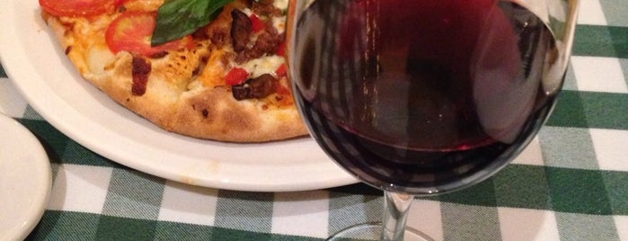 Italianni's Pasta, Pizza & Vino is one of Orte, die Karim gefallen.