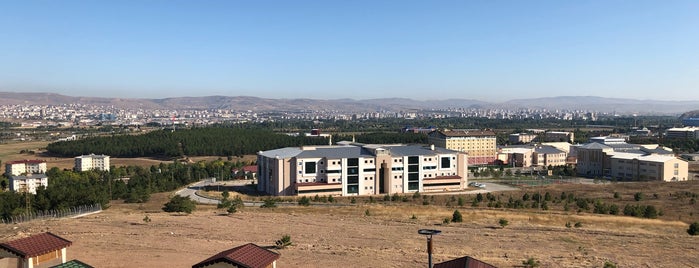 Cumhuriyet Üniversitesi Konuk Evi is one of Okul Fakikte.