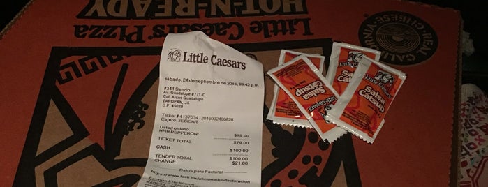 Little Caesars Pizza is one of สถานที่ที่ M ถูกใจ.