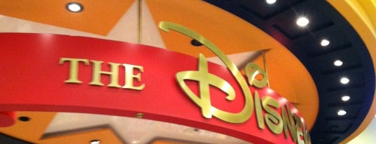 Disney Store is one of Locais curtidos por Tarot by Kalejya.