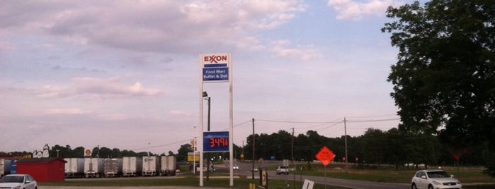 Exxon is one of สถานที่ที่ Lizzie ถูกใจ.