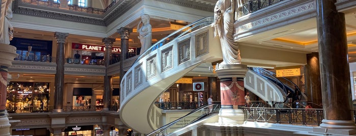 Spiral Escalator at Caesars Forum Shops is one of Orte, die Lu gefallen.