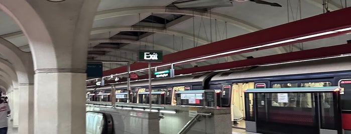 Tanah Merah MRT Interchange (EW4) is one of Singapur.