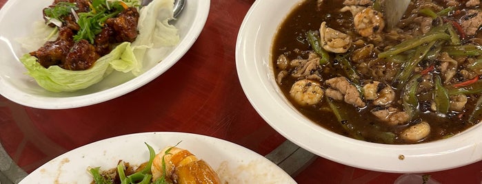 Pusing Public Seafood Restaurant 布先民众海鲜酒家 is one of Ipoh.