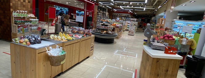 Jaya Grocer is one of สถานที่ที่ Alyssa ถูกใจ.