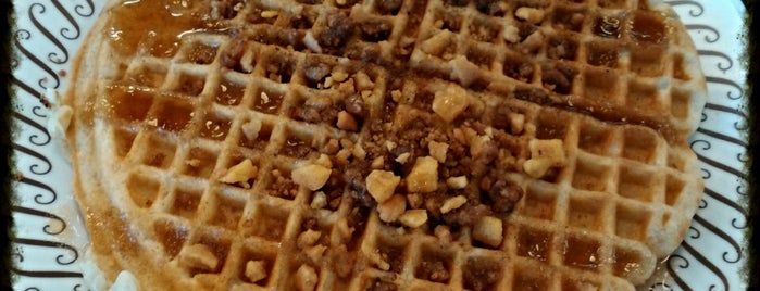 Waffle House is one of Crystalさんのお気に入りスポット.