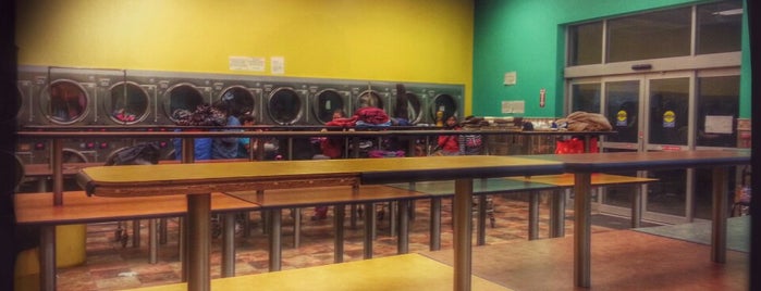 Laundry & Cleaners 24hrs is one of Tempat yang Disukai Crystal.