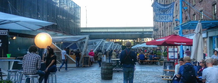 South Street Seaport is one of Lugares favoritos de Crystal.