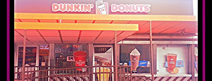 Dunkin' is one of Locais curtidos por Crystal.