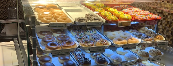 Krispy Kreme is one of Orte, die yazeed gefallen.